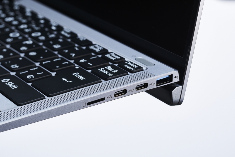 薄型軽量の14インチモバイルノートTHIRDWAVE F-14ICを発売